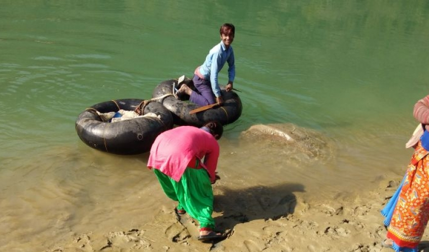 भारतबाट ट्युबमार्फत महाकाली नदी तरेर नेपाल फर्कने क्रम जारी
